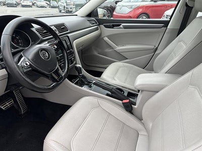 2017 Volkswagen Passat R-Line w/Comfort Pkg Auto