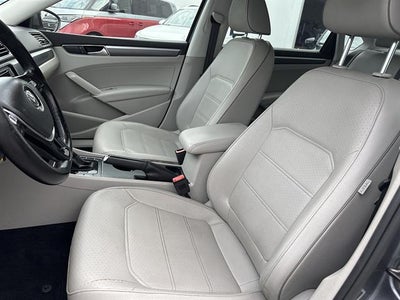 2017 Volkswagen Passat R-Line w/Comfort Pkg Auto