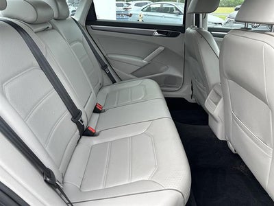 2017 Volkswagen Passat R-Line w/Comfort Pkg Auto
