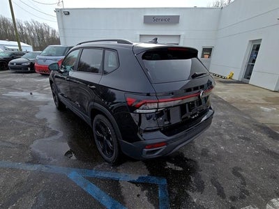 2026 Volkswagen Taos SE Black 4Motion