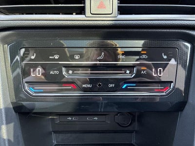 2025 Volkswagen Taos SE Black 4MOTION