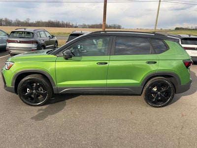 2025 Volkswagen Taos SE Black 4MOTION