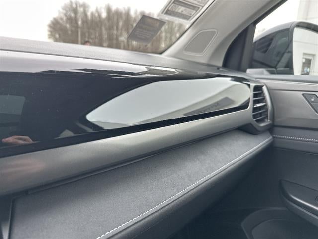 2025 Volkswagen Taos SE Black