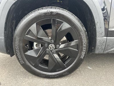 2025 Volkswagen Taos SE Black