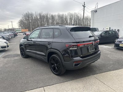 2025 Volkswagen Taos SE Black