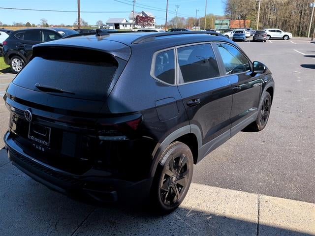 2026 Volkswagen Taos SE Black FWD